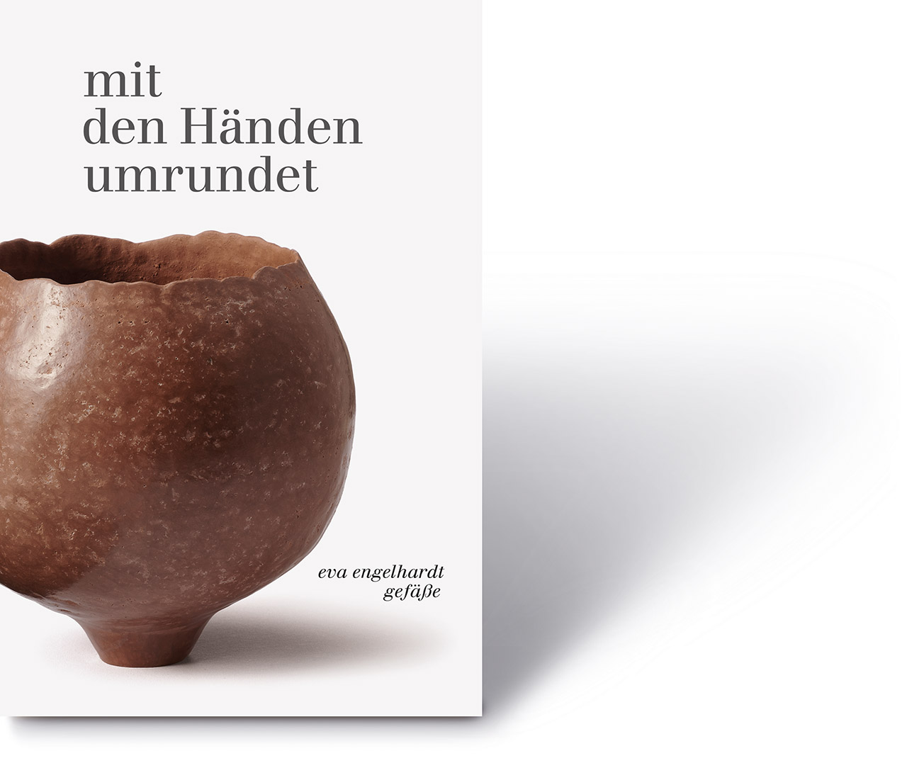 Katalog mit den Händen umrundet